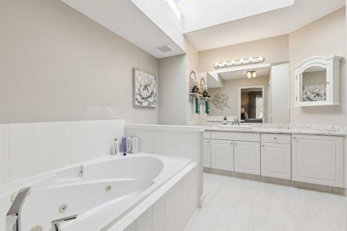 18519 Chaparral Manor Se, Calgary, AB - Indoor Photo Showing Bathroom