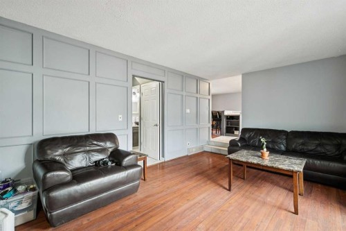 13811 Deer Run Boulevard Se, Calgary, AB - Indoor Photo Showing Living Room