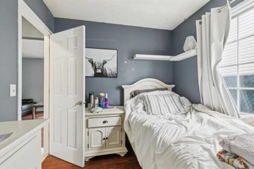 13811 Deer Run Boulevard Se, Calgary, AB - Indoor Photo Showing Bedroom