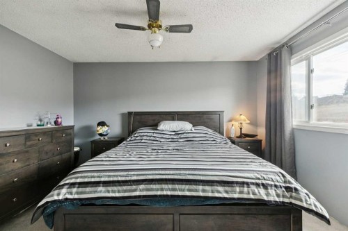 13811 Deer Run Boulevard Se, Calgary, AB - Indoor Photo Showing Bedroom