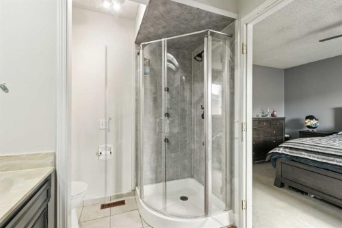 13811 Deer Run Boulevard Se, Calgary, AB - Indoor Photo Showing Bathroom