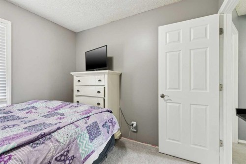 13811 Deer Run Boulevard Se, Calgary, AB - Indoor Photo Showing Bedroom