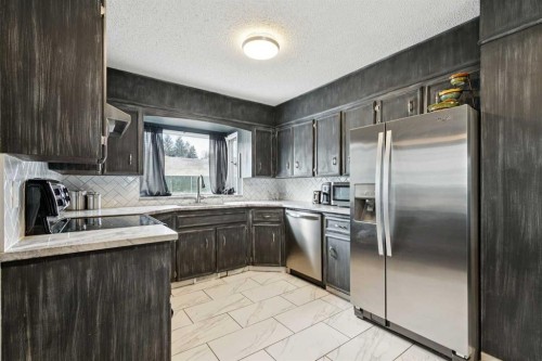 13811 Deer Run Boulevard Se, Calgary, AB - Indoor Photo Showing Kitchen With Stainless Steel Kitchen With Upgraded Kitchen