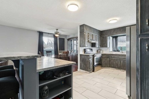 13811 Deer Run Boulevard Se, Calgary, AB - Indoor Photo Showing Kitchen