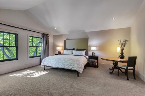239 37 Avenue Sw, Calgary, AB - Indoor Photo Showing Bedroom