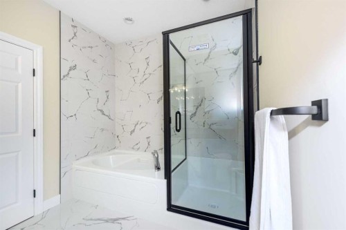 42 Royal Crest Point Nw, Calgary, AB - Indoor Photo Showing Bathroom