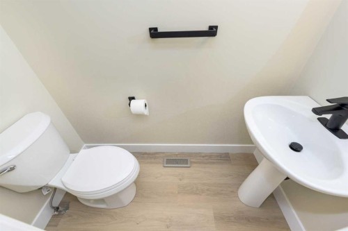 42 Royal Crest Point Nw, Calgary, AB - Indoor Photo Showing Bathroom