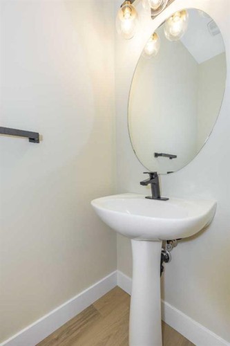 42 Royal Crest Point Nw, Calgary, AB - Indoor Photo Showing Bathroom