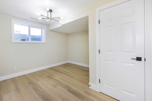 42 Royal Crest Point Nw, Calgary, AB - Indoor Photo Showing Other Room