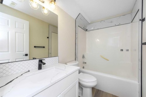 42 Royal Crest Point Nw, Calgary, AB - Indoor Photo Showing Bathroom