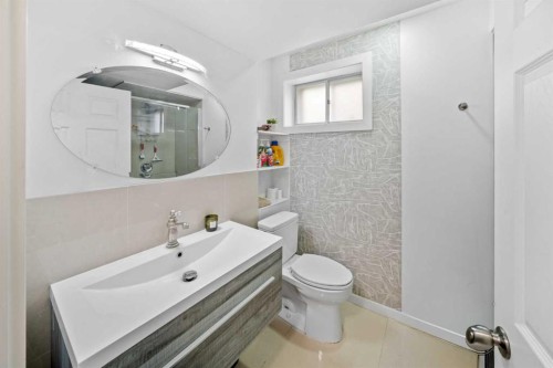 5516 Taylor Crescent Ne, Calgary, AB - Indoor Photo Showing Bathroom