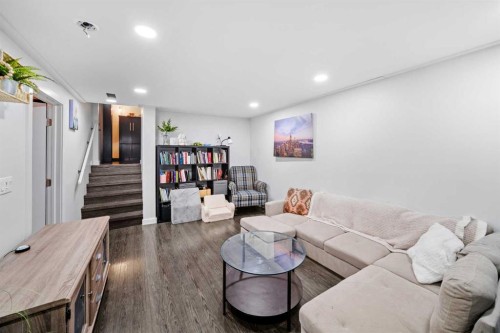 5516 Taylor Crescent Ne, Calgary, AB - Indoor Photo Showing Living Room