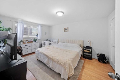 5516 Taylor Crescent Ne, Calgary, AB - Indoor Photo Showing Bedroom