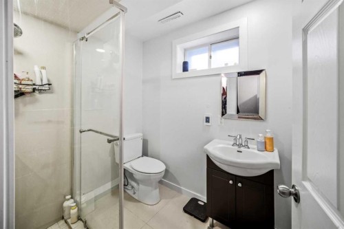 5516 Taylor Crescent Ne, Calgary, AB - Indoor Photo Showing Bathroom