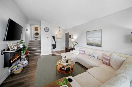 5516 Taylor Crescent Ne, Calgary, AB - Indoor Photo Showing Living Room