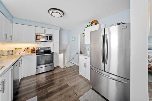 5516 Taylor Crescent Ne, Calgary, AB - Indoor Photo Showing Kitchen With Stainless Steel Kitchen
