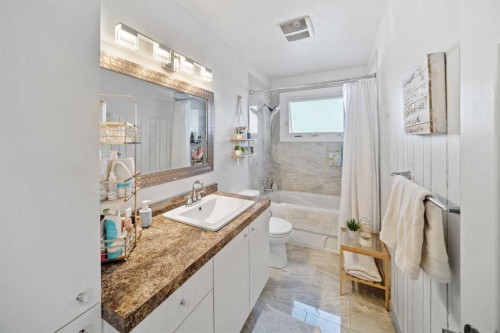 5516 Taylor Crescent Ne, Calgary, AB - Indoor Photo Showing Bathroom