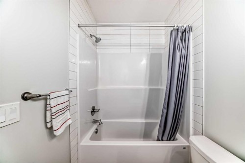 16 West Grove Link Sw, Calgary, AB - Indoor Photo Showing Bathroom