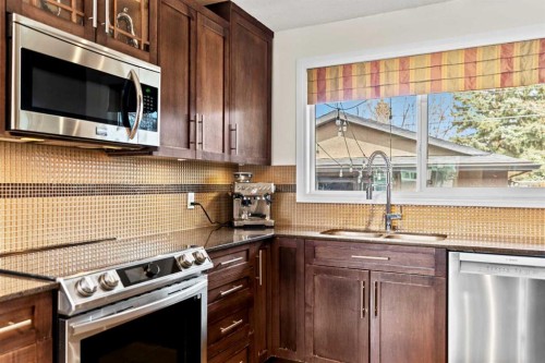 10311 Wapiti Drive Se, Calgary, AB - Indoor Photo Showing Kitchen With Double Sink