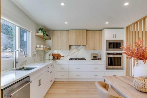 419 Parkview Crescent Se, Calgary, AB - Indoor Photo Showing Kitchen