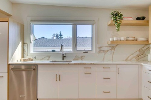 419 Parkview Crescent Se, Calgary, AB - Indoor Photo Showing Kitchen