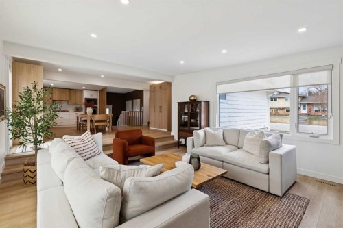 419 Parkview Crescent Se, Calgary, AB - Indoor Photo Showing Living Room