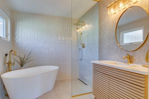 419 Parkview Crescent Se, Calgary, AB - Indoor Photo Showing Bathroom