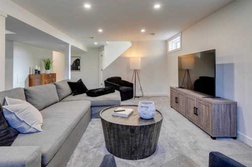 419 Parkview Crescent Se, Calgary, AB - Indoor Photo Showing Living Room