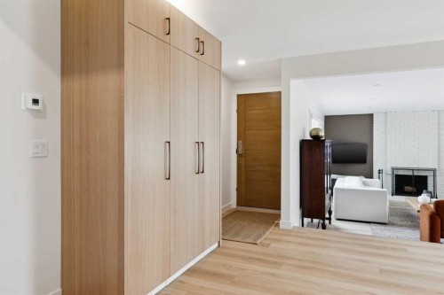 419 Parkview Crescent Se, Calgary, AB - Indoor Photo Showing Other Room