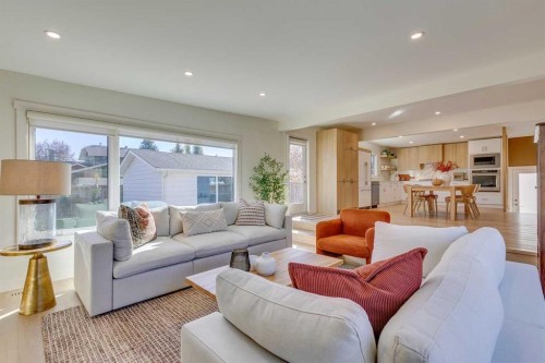 419 Parkview Crescent Se, Calgary, AB - Indoor Photo Showing Living Room