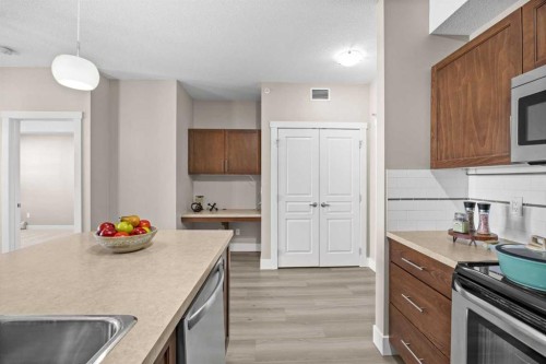 407-2300 Evanston Square Nw, Calgary, AB - Indoor Photo Showing Kitchen