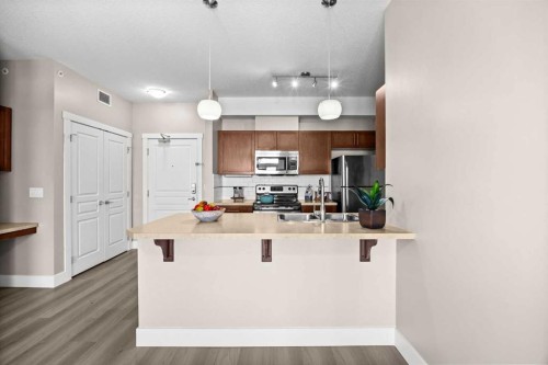 407-2300 Evanston Square Nw, Calgary, AB - Indoor Photo Showing Kitchen With Upgraded Kitchen