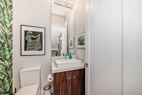 3705 2 Avenue Sw, Calgary, AB - Indoor Photo Showing Bathroom