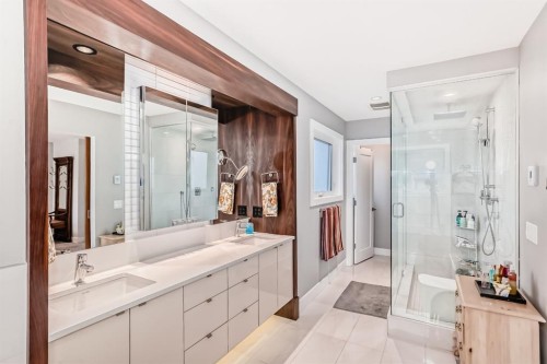 3705 2 Avenue Sw, Calgary, AB - Indoor Photo Showing Bathroom