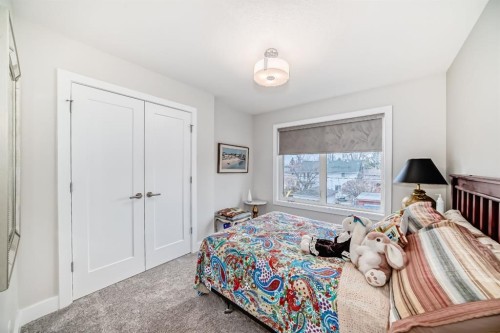 3705 2 Avenue Sw, Calgary, AB - Indoor Photo Showing Bedroom