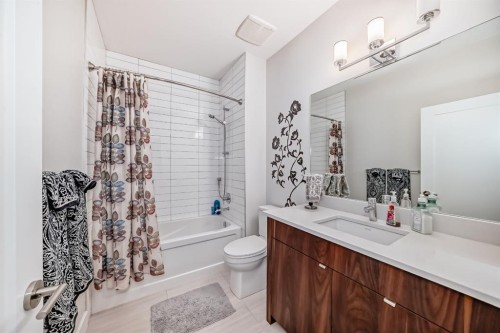 3705 2 Avenue Sw, Calgary, AB - Indoor Photo Showing Bathroom