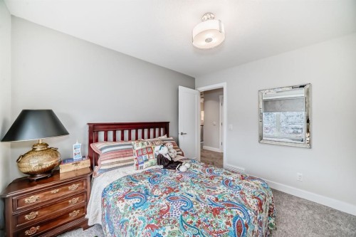 3705 2 Avenue Sw, Calgary, AB - Indoor Photo Showing Bedroom