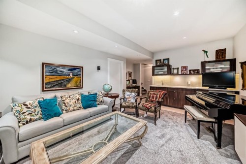 3705 2 Avenue Sw, Calgary, AB - Indoor Photo Showing Living Room