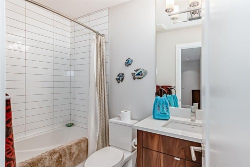 3705 2 Avenue Sw, Calgary, AB - Indoor Photo Showing Bathroom