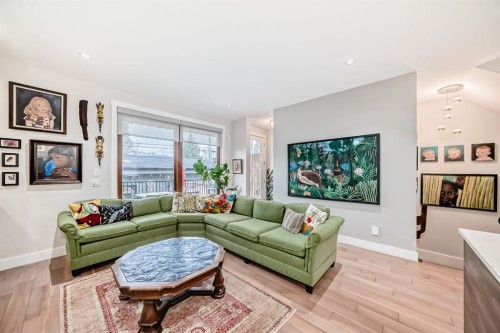 3705 2 Avenue Sw, Calgary, AB - Indoor Photo Showing Living Room