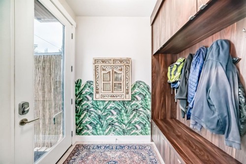 3705 2 Avenue Sw, Calgary, AB - Indoor