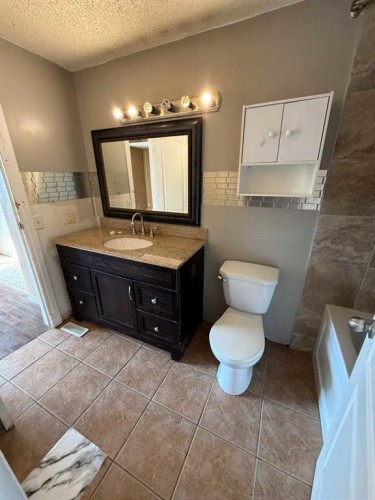 93-1555 Falconridge Drive, Calgary, AB - Indoor Photo Showing Bathroom