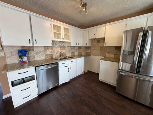 93-1555 Falconridge Drive, Calgary, AB - Indoor Photo Showing Kitchen With Double Sink With Upgraded Kitchen