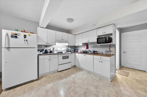 72 Redstone Drive Ne, Calgary, AB - Indoor Photo Showing Kitchen
