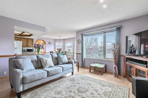 124 Catalina Place Ne, Calgary, AB - Indoor Photo Showing Living Room