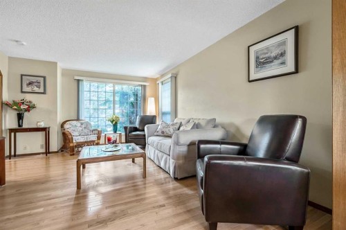 124 Catalina Place Ne, Calgary, AB - Indoor Photo Showing Living Room