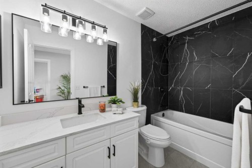 10 Somerglen Crescent Sw, Calgary, AB - Indoor Photo Showing Bathroom