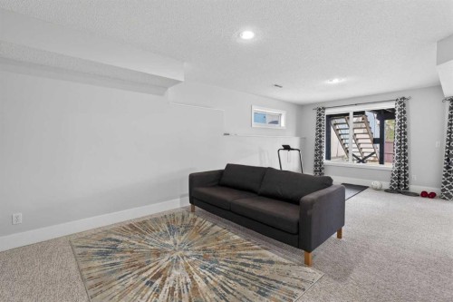 10 Somerglen Crescent Sw, Calgary, AB - Indoor Photo Showing Other Room