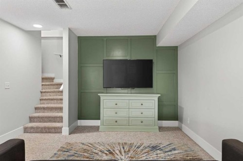 10 Somerglen Crescent Sw, Calgary, AB - Indoor Photo Showing Other Room