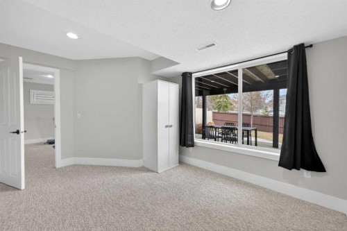 10 Somerglen Crescent Sw, Calgary, AB - Indoor Photo Showing Other Room